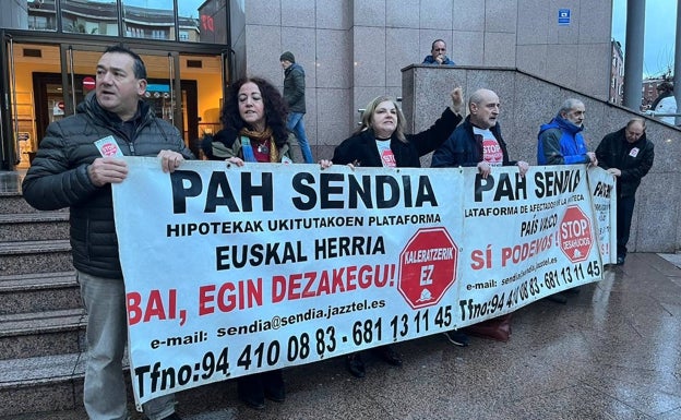 Denuncian el desahucio exprés de una mujer con sus dos hijos en Ortuella