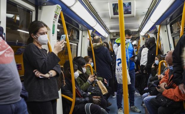 El anuncio de Sanidad sobre el cambio que podría llegar «no muy tarde» con el uso de mascarillas en el transporte público