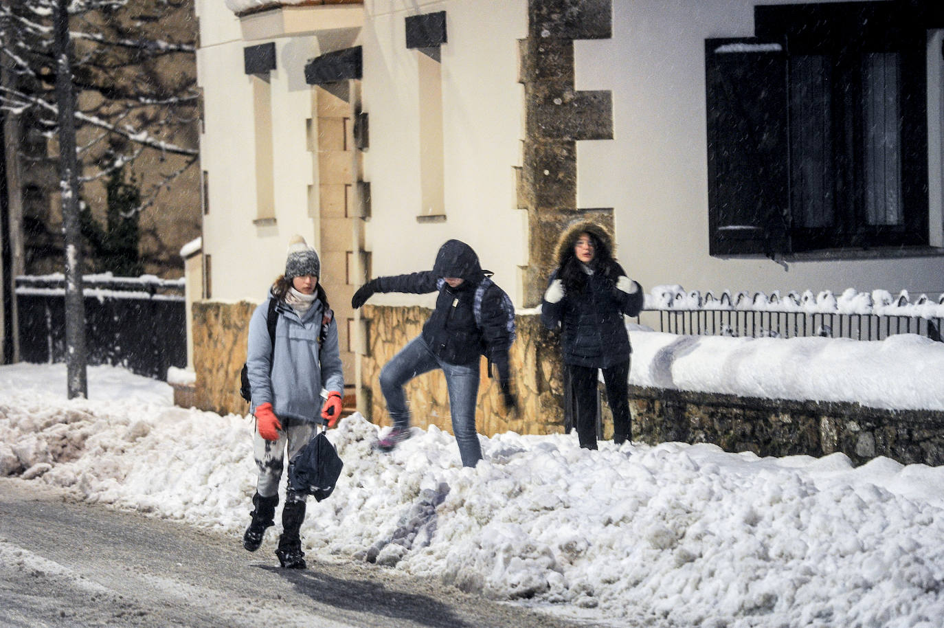 Álava convive con la nieve en la segunda jornada del temporal