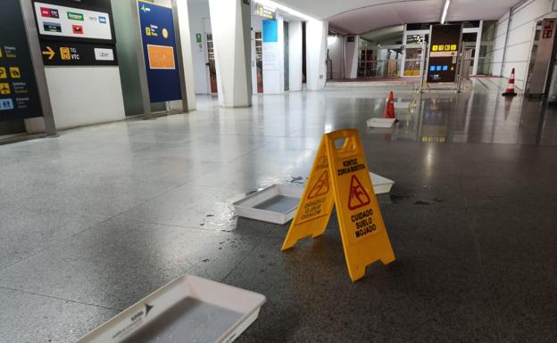 «Arreglaremos las goteras ya porque nos preocupa la imagen del aeropuerto de Bilbao»