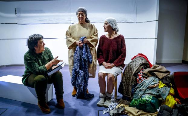 Ángela Serna y Marina Ruiz homenajean a las víctimas de Auschwitz con poesía y danza