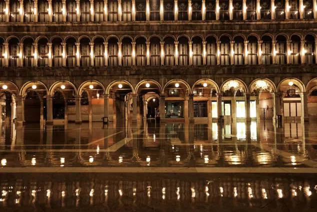 El encanto de Venecia al caer la noche