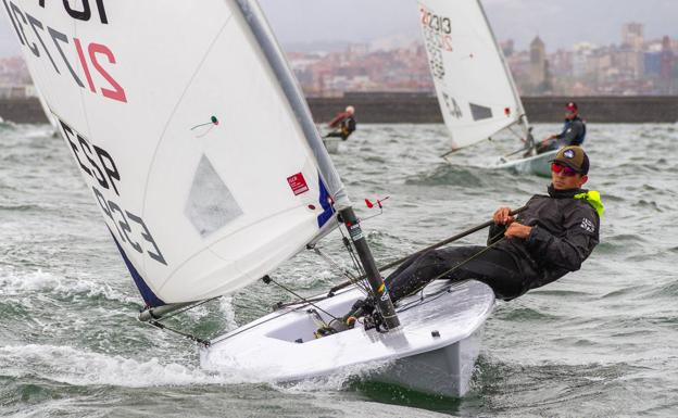 Los jóvenes regatistas desafían al frío en el Abra en el Trofeo Erecacho-Decathlon