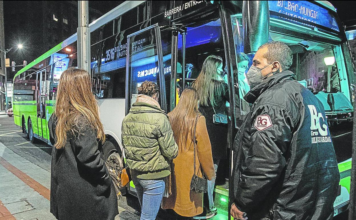 Omar, un vigilante con 17 años de experiencia, controla la noche del viernes el acceso de los usuarios de la línea Bilbao-Mungia, la misma en la que se produjo la agresión a la conductora de Bizkaibus. /maika salguero