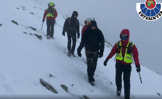 Rescatan en el Anboto a dos montañeros atrapados al no poder descender por el hielo
