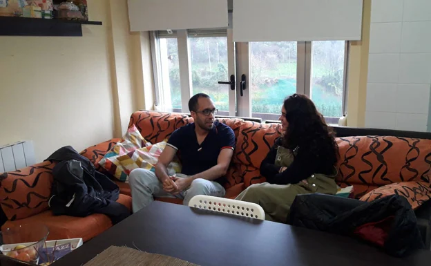 Ramón and Mar, in their apartment in Otxarkoaga.