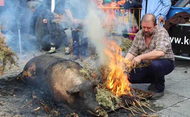 Llodio recupera la quema y el raspado del cerdo en la feria de San Blas