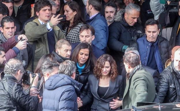 El título de alumna ilustre a Ayuso tensiona la Complutense: «¡Dimite, la Uni no te admite!»