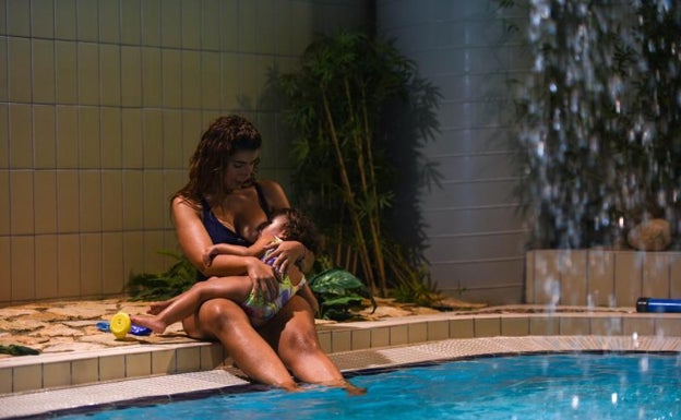 ¿Me pueden prohibir dar el pecho a mi bebé en una piscina en Bizkaia?
