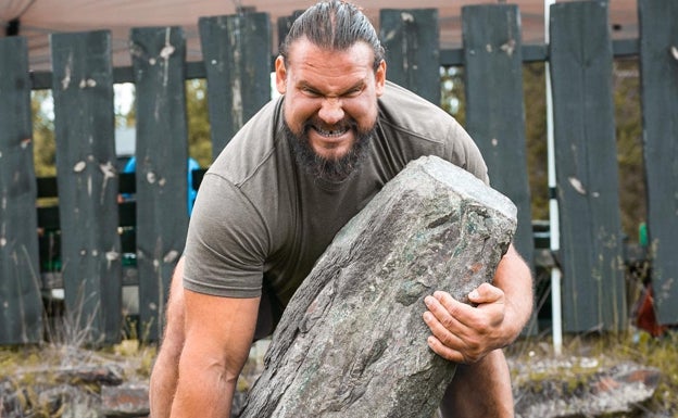 El hombre más fuerte del mundo, en la feria de San Blas de Abadiño