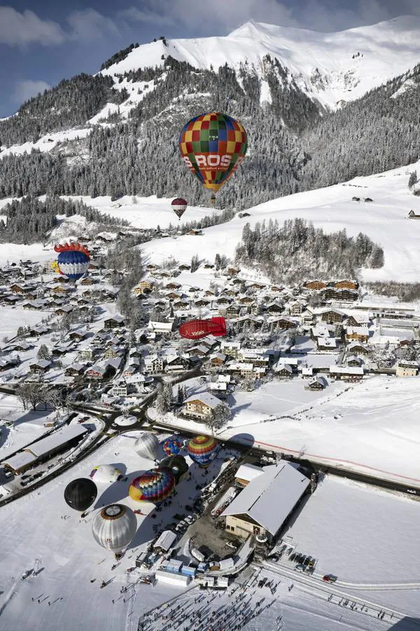 Viaje en globo por los bellos parajes nevados de Suiza