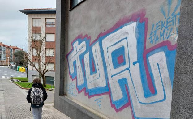 Lekeitio declara la guerra a los grafitis