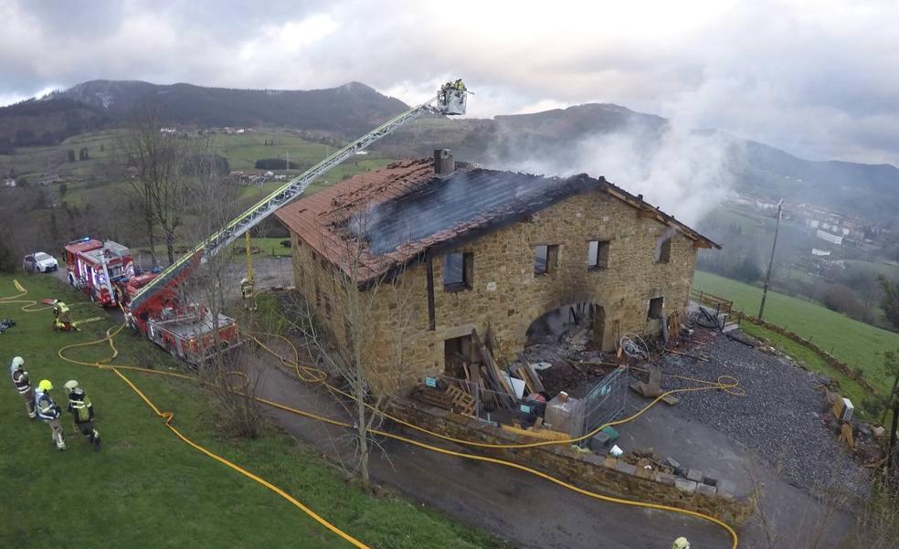 Un incendio arrasa el caserío en el que reside la alcaldesa de Elorrio