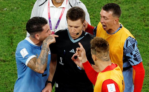 La FIFA sanciona con cuatro partidos a Giménez y Muslera por los incidentes del Mundial