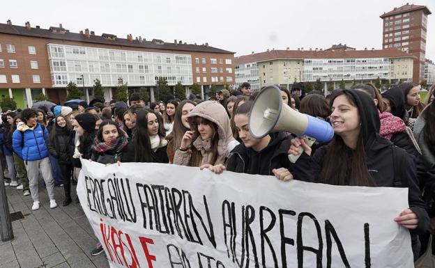 «Estamos más pendientes del frío que de la clase», protestan los alumnos de Ikasbidea