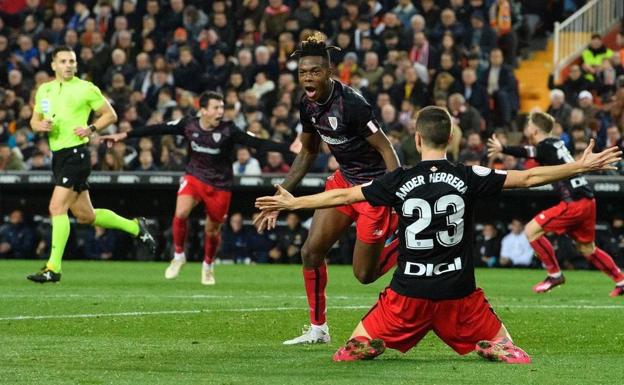 Nico Williams 'pasa' de Ander Herrera en el segundo gol del Athletic