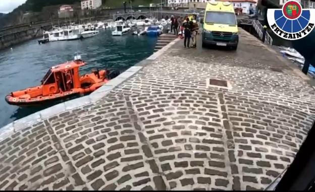 Aparece el cadáver de un buceador de 58 años flotando en el agua en el puerto de Elantxobe