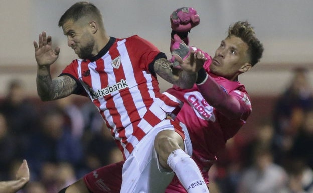 Iñigo Martínez cumple cinco años vestido de rojo y blanco