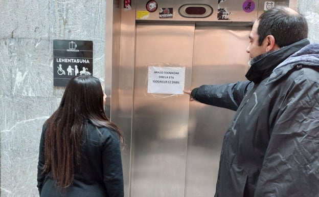 Buscan en Ondarroa a dos vándalos para que paguen los destrozos en un ascensor