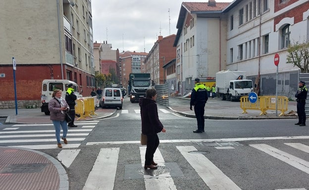 Operarios vacían el Nagusien Etxea y el euskaltegi de Romo para su derribo