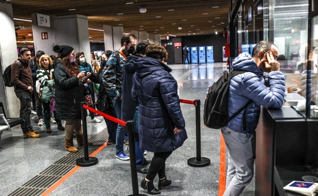 Siguen las colas de hasta hora y media para comprar el bono a Castro en el primer día de viajes gratis