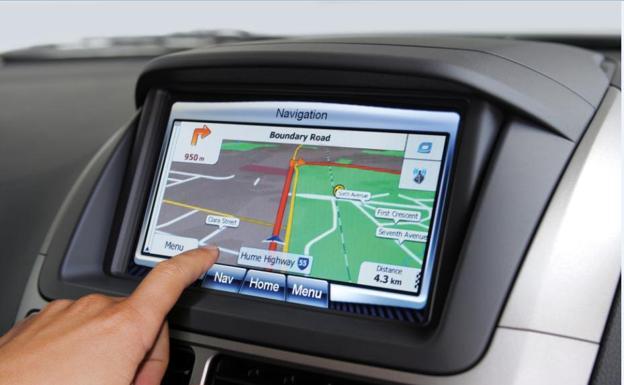 La multa de la DGT por solo tocar la pantalla multimedia del coche