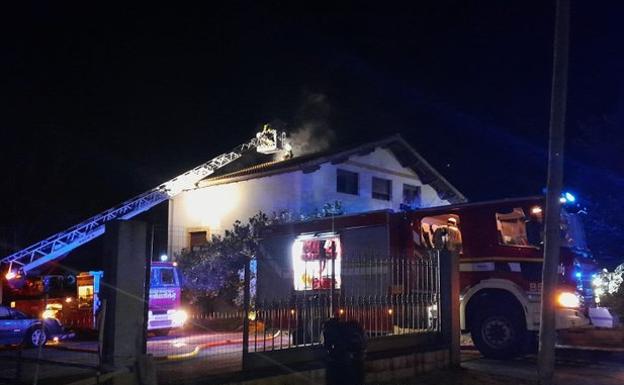 El fuego originado en una chimenea calcina el tejado de un caserío en Morga