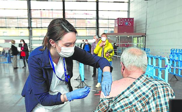 Osakidetza avisará a 100.000 mayores para que se vacunen con la cuarta dosis