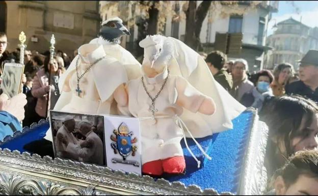 Polémica tradición en Jaén: disfrazan y usan pegamento con palomas para una procesión