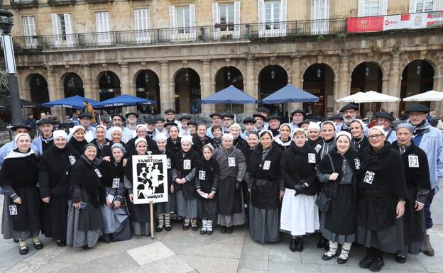 El coro de Arratia desafía al frío y canta a Santa Águeda por las calles de Bilbao