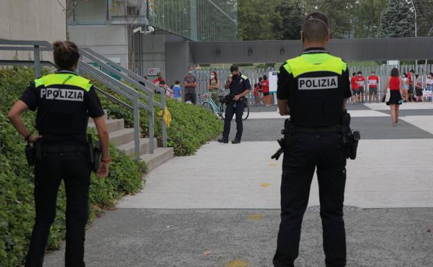 Policías locales localizan en un parque de Vitoria a un niño de 4 años solo y descalzo