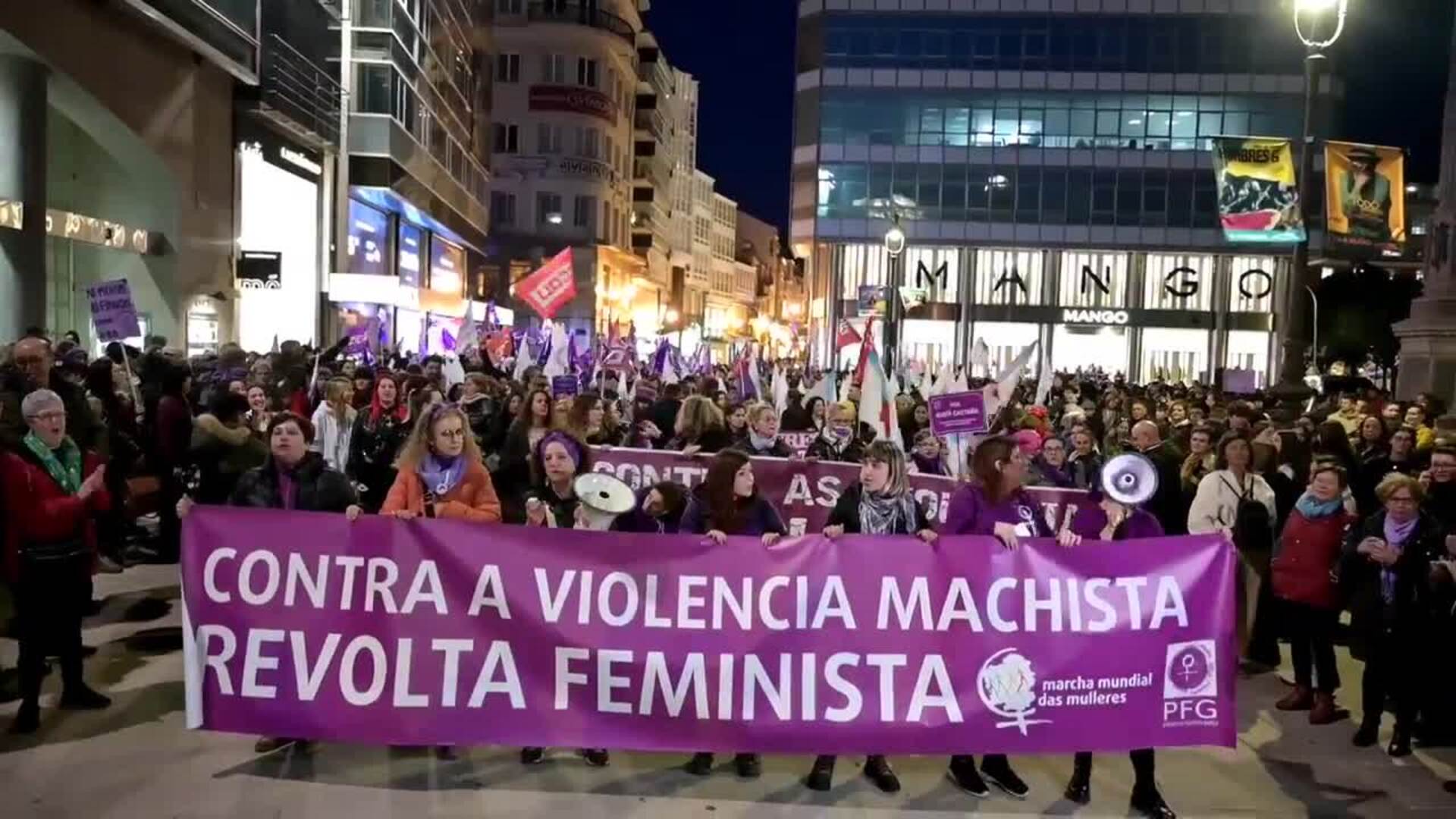 Feministas llenan las calles de A Coruña por el 8M | El Correo