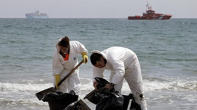 Cierran al baño tres playas de Valencia por un vertido de fuel