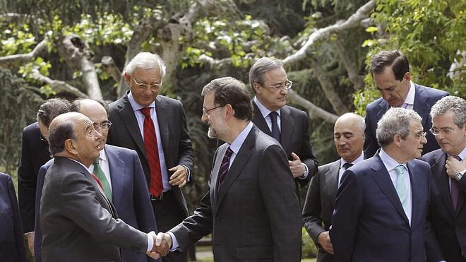 Botín felicita a Rajoy porque «lo está haciendo muy bien»