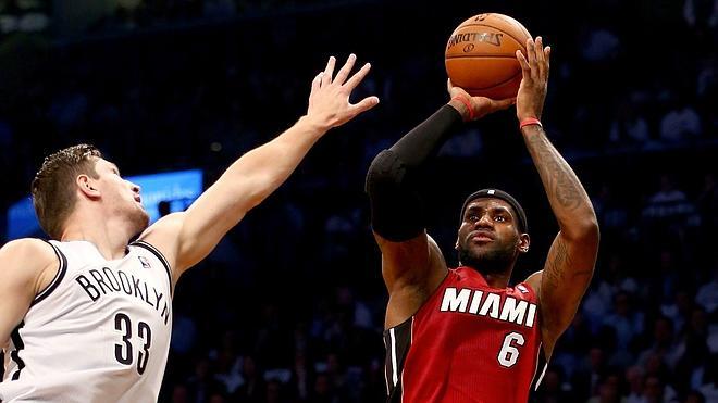 Un estratosférico LeBron James deja a Miami al borde la final en el Este