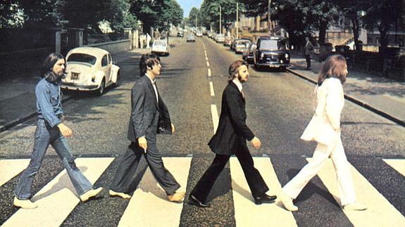 A subasta las fotos de los Beatles cruzando el paso de cebra de Abbey Road