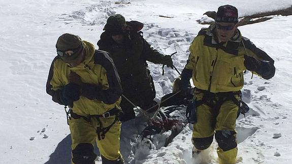 Unas 300 personas continúan desaparecidas tras la tormenta de nieve en Nepal