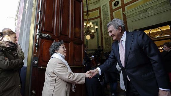 Los ciudadanos hacen cola en el Congreso, que un año más abre sus puertas