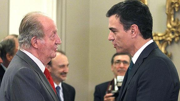 El rey Juan Carlos refuerza los lazos de España con Uruguay | El Correo
