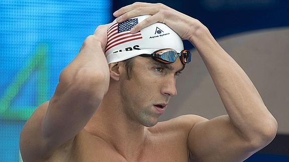 Phelps regresa a la competición tras cumplir seis meses de suspensión