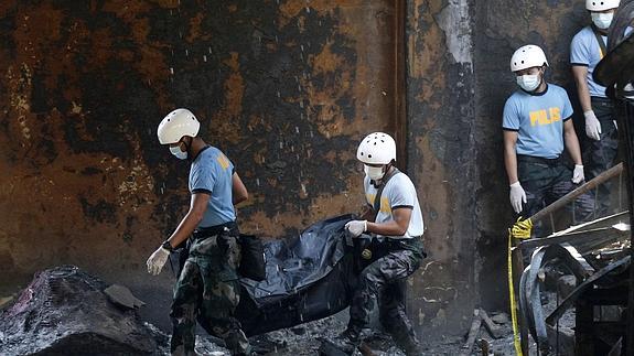 El incendio en una fábrica de calzado deja al menos 72 muertos en Filipinas