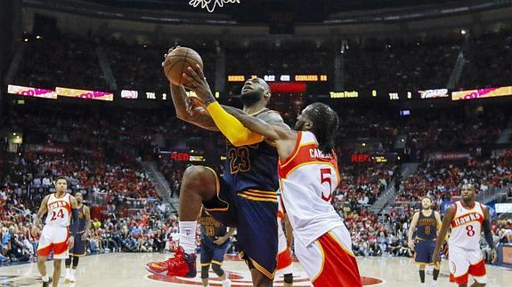 LeBron James aplasta a unos Hawks plagados de lesionados