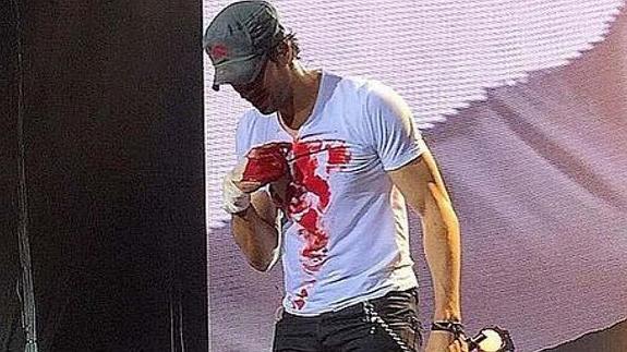 Enrique Iglesias sufre un accidente con un dron durante un concierto en México | El Correo