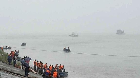 Un barco con más de 450 pasajeros naufraga en China