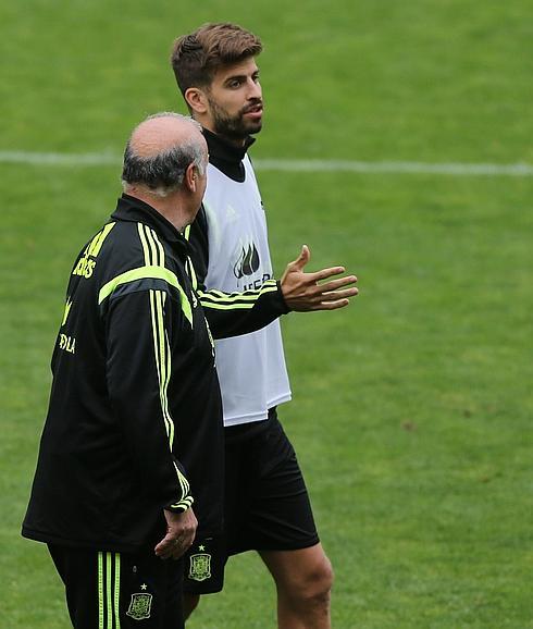 Indignación en La Roja por el trato a Piqué