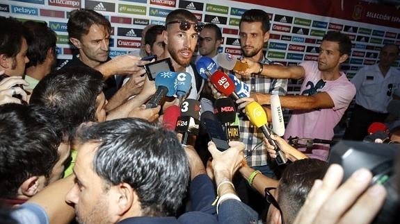 Ramos sobre De Gea: "La vida sigue, no creo que nadie se muera por nada"