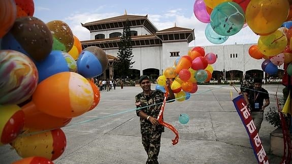 Nepal promulga formalmente su Constitución