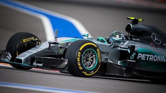 Una torpeza de Hamilton entrega la 'pole' a Rosberg