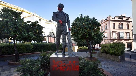 La estatua de Curro Romero en Sevilla amanece llena de pintura e
