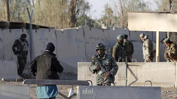 Un ataque talibán al aeropuerto de Kandahar deja 46 muertos